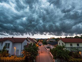 Ein Sturm &uuml;ber einem Wohngebiet