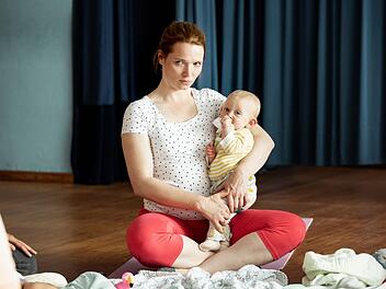 Sonja hadert seit der Geburt ihres Babys mit ihrem neuen Leben. W&auml;hrend ihr Mann st&auml;ndig arbeitet, k&uuml;mmert sie sich um das Kind. Dabei w&uuml;rde sie auch gerne zur&uuml;ck in ihren Beruf - und zur&uuml;ck in ihren fr&uuml;heren K&ouml;rper, in dem sie sich sexy und wohl f&uuml;hlte.