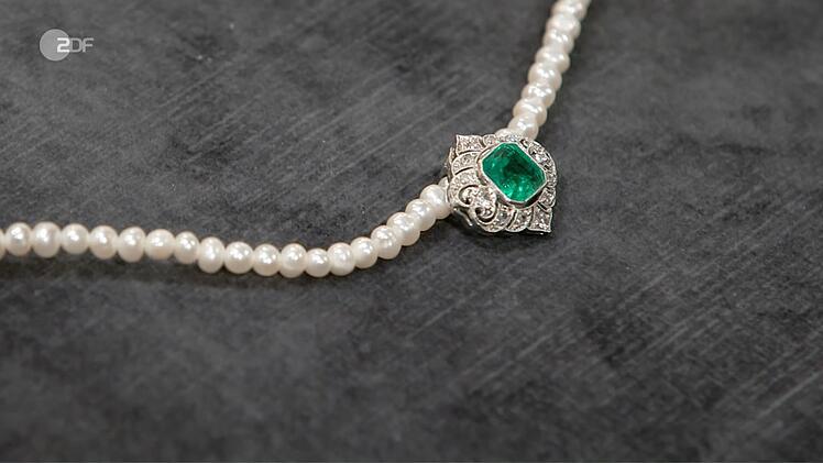 Ein Anh&auml;nger mit einem 2,2 Karat schwerem Smaragd und Brillanten aus Platin begeisterte Expertin Heide Rezepa-Zabel.