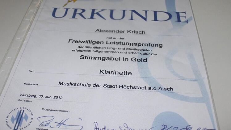 Jetzt hat er es schwarz auf weiß: Alexander spielt Klarinette in der Gold Liga.