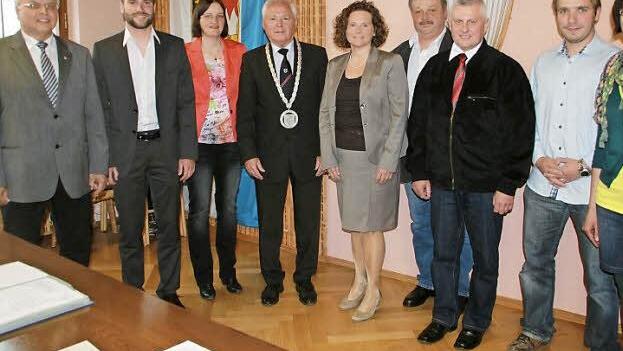 Die neuen Gemeinderäte nach ihrer Vereidigung, von links Horst Habermann, Dirk Fischer, Judith May, Bürgermeister Helmut Fischer, Katja Ament (alle CSU), Hubert Robisch, Jürgen Eckstein, Ingemar Tauber und Simone Naumann (alle SPD/JSB).