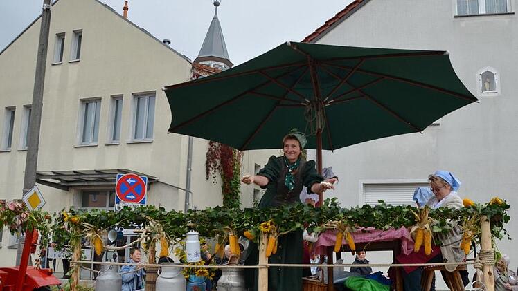 Der Bauernverband aus Zeegendorf verteilte Brote mit selbstgemachter Butter und selbstgemachtem Quark. Foto: Andrea Spörlein