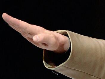 So verabschiedet man sich nicht von der Polizei: Der Hitlergruß und seine Aggressivität bringen einen Schläger vor Gericht. Symboldbild: Uli Deck / dpa