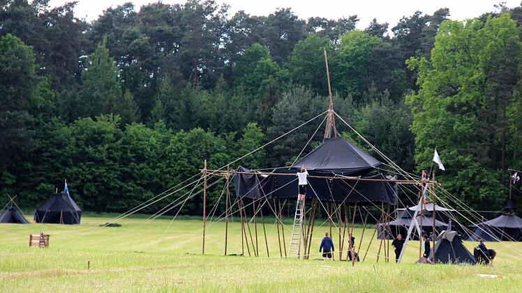 Aufbau einer sogenannten Jurtenburg Foto: Johanna Blum