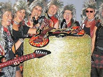 Die Pressecker TSV-Gymnastidkamen präsentieren sich auch nach 25 Jahren fetzig und heimatnah - wie hier bei "Rock am Knock". Am Wochenende wird Jubiläum gefeiert. Foto: Gerhard Leinfelder
