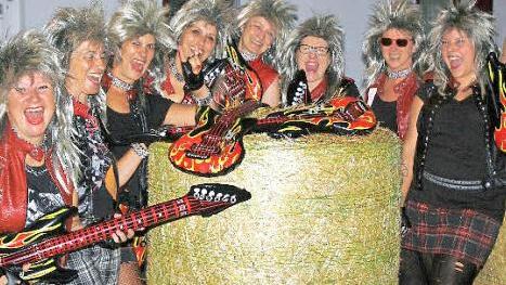 Die Pressecker TSV-Gymnastidkamen präsentieren sich auch nach 25 Jahren fetzig und heimatnah - wie hier bei "Rock am Knock". Am Wochenende wird Jubiläum gefeiert. Foto: Gerhard Leinfelder