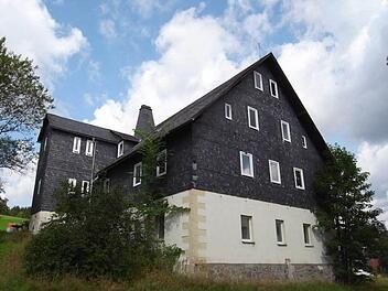 Beim Anwesen "Zum Friedhof 4" wird ein Investor gesucht. Eventuell können mithilfe von Mitteln aus dem Städtebau und in Zusammenarbeit mit der Gemeinde acht kleinere Wohnungen entstehen. Foto: Veronika Schadeck