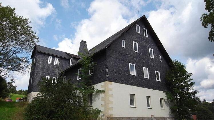 Beim Anwesen "Zum Friedhof 4" wird ein Investor gesucht. Eventuell können mithilfe von Mitteln aus dem Städtebau und in Zusammenarbeit mit der Gemeinde acht kleinere Wohnungen entstehen. Foto: Veronika Schadeck