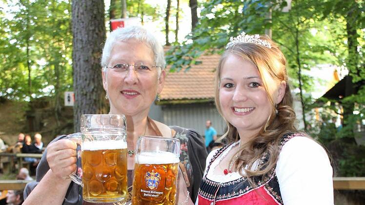 Bürgermeisterin Rose Stark und Ex-Kirschenkönigin Carina I. Foto: Archiv