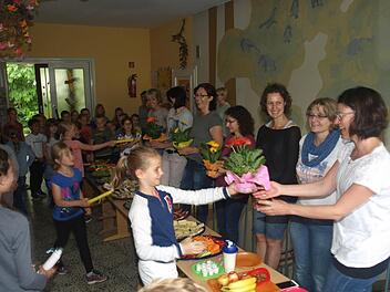 Gemeinsam zu frühstücken, ist ein monatlicher Höhepunkt im Schulhaus Rottershausen. Ein Elternteam richtet stets ein tolles Pausenbuffet her. Die Schüler danken den Müttern mit Blumen. Foto: Stefan Geiger
