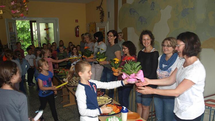 Gemeinsam zu frühstücken, ist ein monatlicher Höhepunkt im Schulhaus Rottershausen. Ein Elternteam richtet stets ein tolles Pausenbuffet her. Die Schüler danken den Müttern mit Blumen. Foto: Stefan Geiger