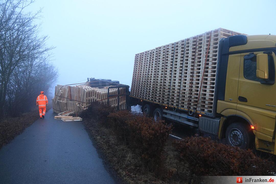 Kreis Bamberg: Lkw-Gespann gerät bei Baunach ins Bankett und kippt um