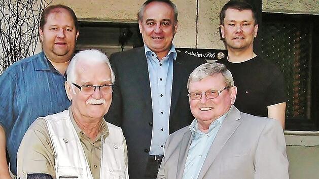 Pr&auml;sident Dieter Sutter (vorne links) wurde f&uuml;r weitere vier Jahre wiedergew&auml;hlt. Dazu gratulierten Vorsitzender Herbert Gillig (rechts), seine beiden Stellvertreter Holger Funke (hinten rechts), Gunther Czepera (links) sowie B&uuml;rgermeister Robert H&uuml;mmer (Mitte). Gedankt wurde Herbert Gillig, der nach 58 Jahren an der gr&uuml;nen Platte aus gesundheitlichen Gr&uuml;nden den Schl&auml;ger an den Nagel h&auml;ngen muss.  Foto: Bernd Kleinert