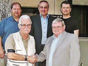 Präsident Dieter Sutter (vorne links) wurde für weitere vier Jahre wiedergewählt. Dazu gratulierten Vorsitzender Herbert Gillig (rechts), seine beiden Stellvertreter Holger Funke (hinten rechts), Gunther Czepera (links) sowie Bürgermeister Robert Hümmer (Mitte). Gedankt wurde Herbert Gillig, der nach 58 Jahren an der grünen Platte aus gesundheitlichen Gründen den Schläger an den Nagel hängen muss.  Foto: Bernd Kleinert