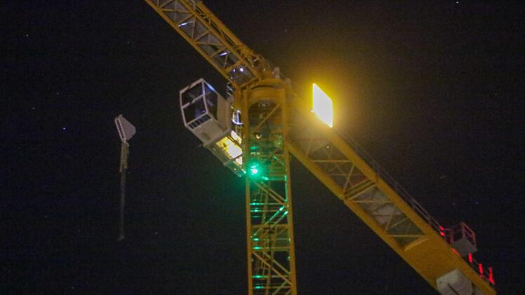 Rettungseinsatz in Nürnberg: Nach einer Schnapsidee musste die Feuerwehr einen 20-jährigen Mann von einem Kran holen.  Foto: NEWS5 / Friedrich
