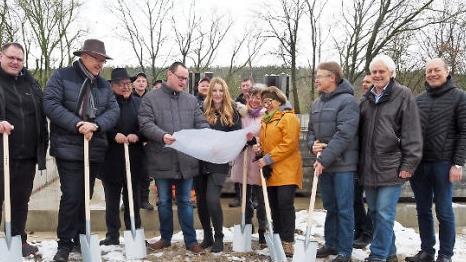 Symbolischer Spatenstich für die neue Klärschlammpresse mit entsprechender Einhausung in Anwesenheit von Bürgermeister Klaus Homann, zahlreichen Marktgemeinderäten, Vertretern aus den Nachbarkommunen und von den beteiligten Firmen sowie Wolfgang Schmitt mit seiner Mannschaft von der Hirschaider Kläranlage Foto: Andrea Spörlein