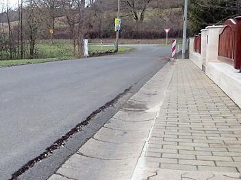 Eine Überteerung würde an den Schäden "An der Ziegelhütte" nichts ändern, sagt Roland Lang, Gruppenführer der Anwohner. Foto: Adelheid Waschka