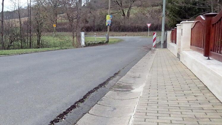 Eine Überteerung würde an den Schäden "An der Ziegelhütte" nichts ändern, sagt Roland Lang, Gruppenführer der Anwohner. Foto: Adelheid Waschka