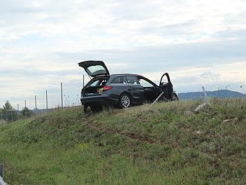 Autofahrer kommt von Fahrbahn ab: Mercedes kommt auf H&uuml;gel zum Stehen