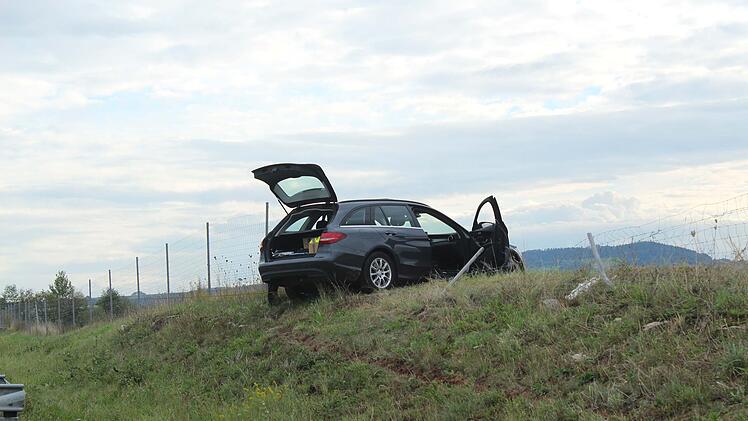 Autofahrer kommt von Fahrbahn ab: Mercedes kommt auf H&uuml;gel zum Stehen