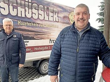Norbert Schüssler (links) übergibt seine Firma Schüssler Haustechnik an Holger Hereth.   Foto: Anja Vorndran