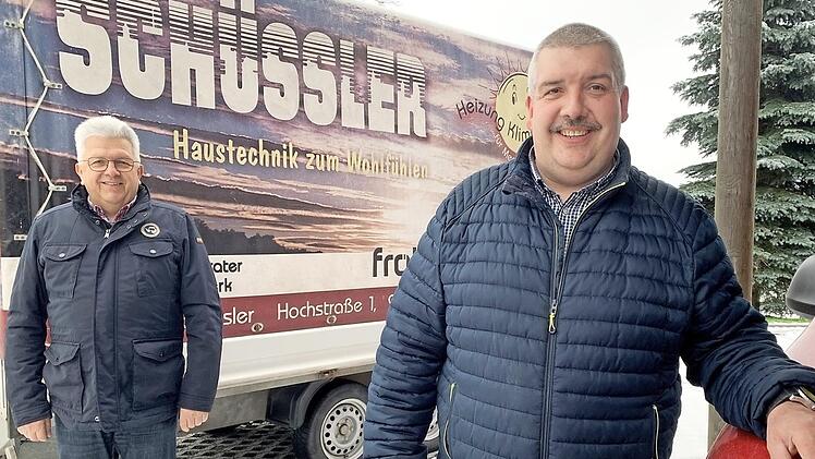 Norbert Schüssler (links) übergibt seine Firma Schüssler Haustechnik an Holger Hereth.   Foto: Anja Vorndran