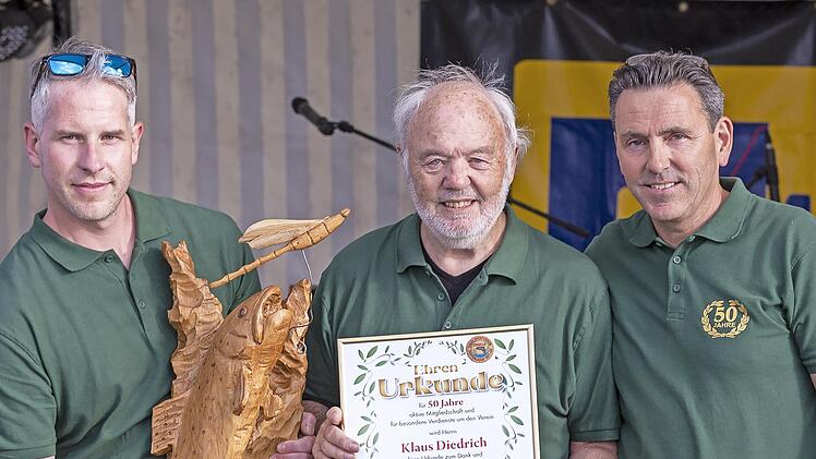 Klaus Dietrich (Mitte) wird als letztes lebendes Gründungsmitglied geehrt.