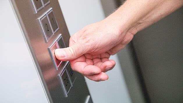 Schneller ans Ziel: Mit diesem Trick kommt der Aufzug sofort