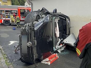 Wendelstein: Auto kracht gegen Haus und kippt um - Frau verletzt