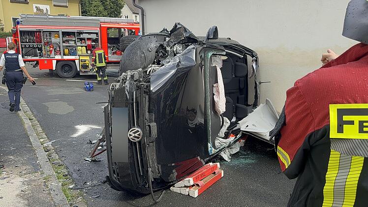 Großschwarzenlohe: Auto kracht gegen Haus und kippt um - Frau verletzt