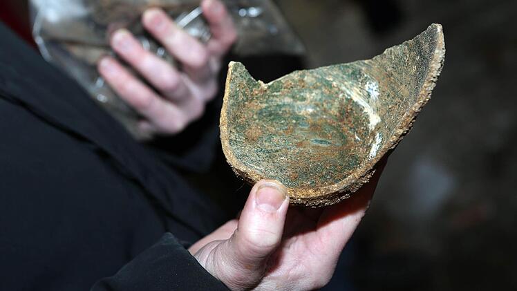 Diese und andere Scherben haben die Archäologen im Füllmaterial rund um die mutmaßliche Mikwe gefunden.