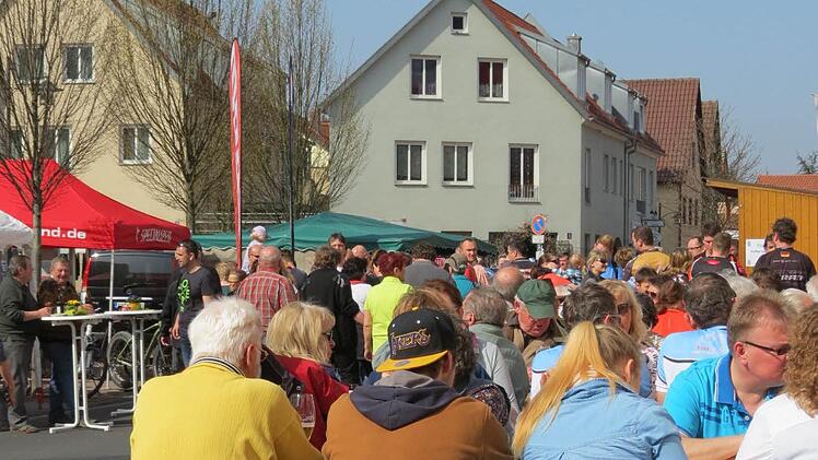 : Viele saßen in der Sonne und genossen einen wunderschönen Frühlingstag bei Kaffee oder Bier.