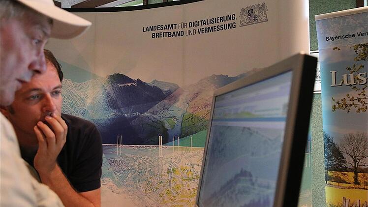 Das Landesamt für Vermessung zeigte digitale Karten.
