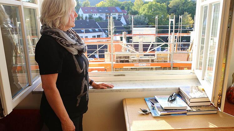 Gisela Rogatti schaut aus dem Obergeschoss ihrer Maisonettewohnung auf den Neubau. Foto: Barbara Herbst