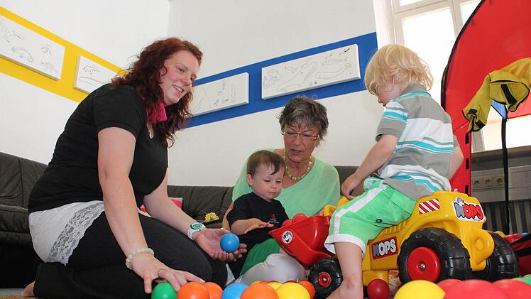 Die Arbeit mit Kindern liegt Tagesmutter Stefanie Ziegler (links) und Familienbegleiterin Eva Sauer sehr am Herzen. Der Jugendhilfeausschuss beschloss jetzt, dass qualifizierte Tagesmütter besser entlohnt werden sollen und das Arbeitsfeld der Familien-Begleiter ausgeweitet wird.  Foto: Benedikt Borst