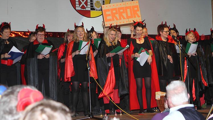 "Teuflisch" ging es beim Frauenstammtisch in seinem Rundblick durchs Ortsgeschehen zu.