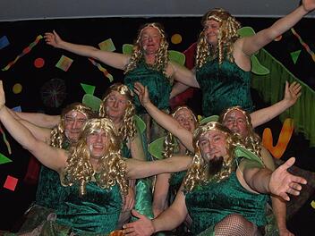Das Männerballett des Musikvereins präsentierte sich beim Faschingsabend als Waldfee-Elfen.  Foto: Udo Sell