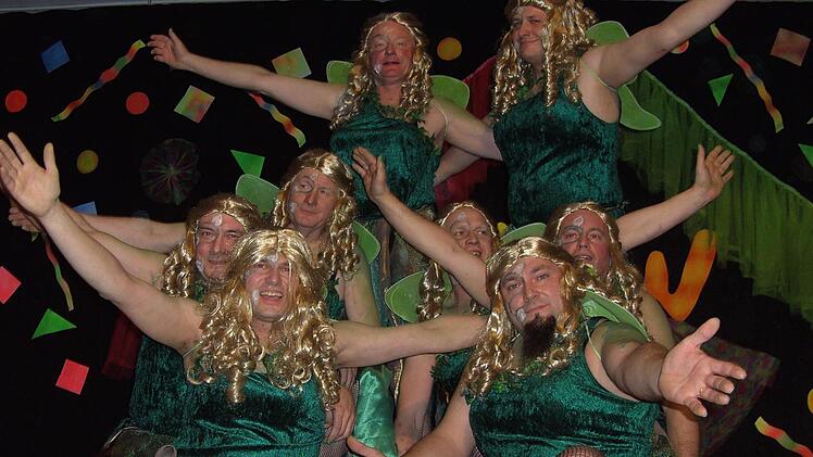Das Männerballett des Musikvereins präsentierte sich beim Faschingsabend als Waldfee-Elfen.  Foto: Udo Sell