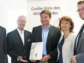 Bürgermeister Hans Beck, Robert Knitt von der Stiftung, Reinhard und Claudia Hippacher, Rainer Keis, Wirtschaftsförderung im Landratsamt Bamberg, (von links) bei der Preisvergabe Foto: Evi Seeger