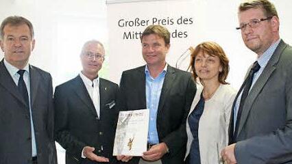 Bürgermeister Hans Beck, Robert Knitt von der Stiftung, Reinhard und Claudia Hippacher, Rainer Keis, Wirtschaftsförderung im Landratsamt Bamberg, (von links) bei der Preisvergabe Foto: Evi Seeger