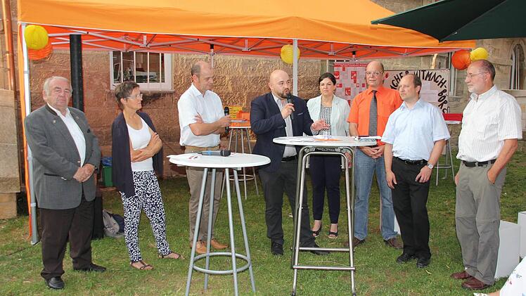 Sieben Stadträte diskutierten mit Moderator Uwe Amrhein (3. von links) über die Zukunft der Stadt.  Foto: Andreas Schmitt