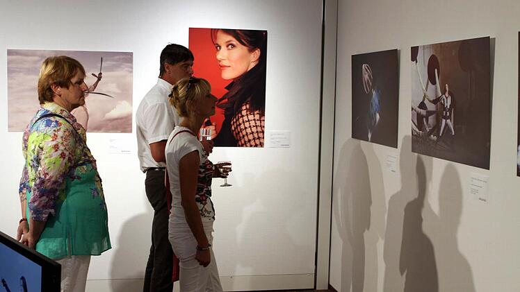 Die Ausstellungseröffnung in Ausrissen Foto: Michael Wunder