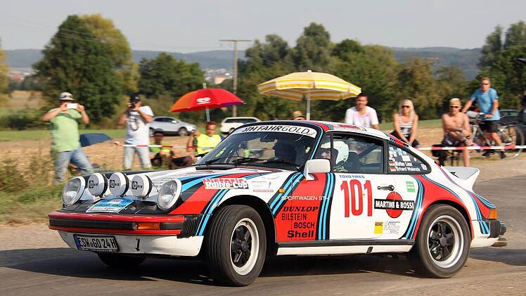 Bei der ADAC-Rallye Fränkisches Weinland am 6. Mai kommen Teilnehmer und Zuschauer gleichermaßen auf ihre Kosten. Das Publikum kann die spektakulären Manöver der Rallye-Piloten auf den sechs Wertungsprüfungen wieder hautnah miterleben. Foto: Archiv/Karlheinz Franz