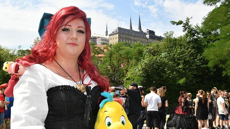 "Franco"-Besucherin Julia Schütz in ihrem Meerjungfrau-Kostüm vor der Kulisse Bambergs. Foto: Ronald Rinklef