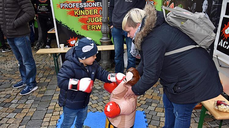 Früh übt sich, wer ein Meister werden will. Der kleine Jona Mix aus Haßfurt hatte viel Spaß beim Boxen mit dem Dummy, den die Extreme Arts Academy beim Haßfurter Straßenfest präsentierte. Mit im Bild seine Mutter Anna Mix.