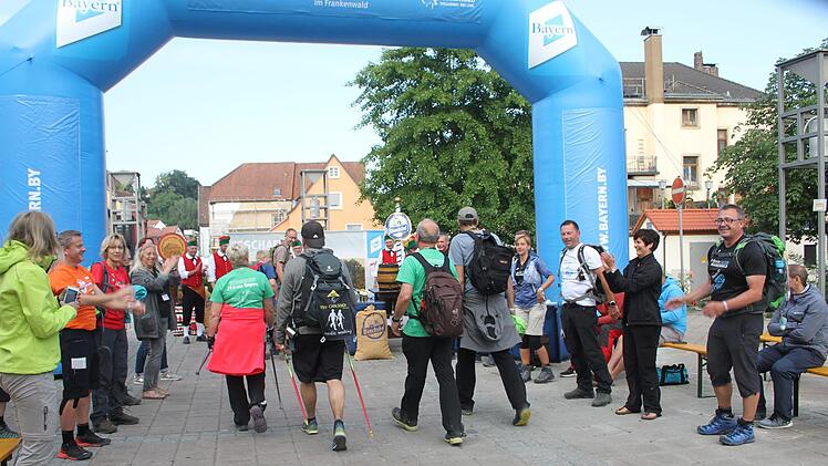 Zieleinlauf mit Jubelwelle - das war die Belohnung f&uuml;r die, die beim 24-Stunden-Wandern durchgehalten haben. Foto: Sonny Adam