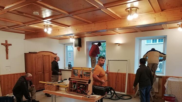 Fleißige gelernte und ungelernte Helfer packten beim Einbau der neuen Fenster in die Alte Schule in Reichenbach mit an. Foto: Matthias Nöth