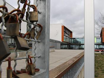 Die Installation aus Sicherheitsschlössern des Abschlussjahrganges 2016 vor der Realschule Höchstadt bekommt angesichts der bayernweiten Schulschließungen unfreiwillig eine ganz neue Bedeutung. Foto: Christian Bauriedel