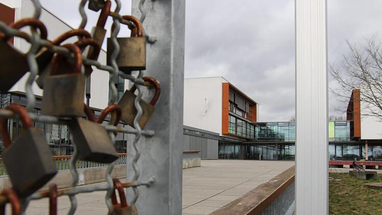 Die Installation aus Sicherheitsschlössern des Abschlussjahrganges 2016 vor der Realschule Höchstadt bekommt angesichts der bayernweiten Schulschließungen unfreiwillig eine ganz neue Bedeutung. Foto: Christian Bauriedel
