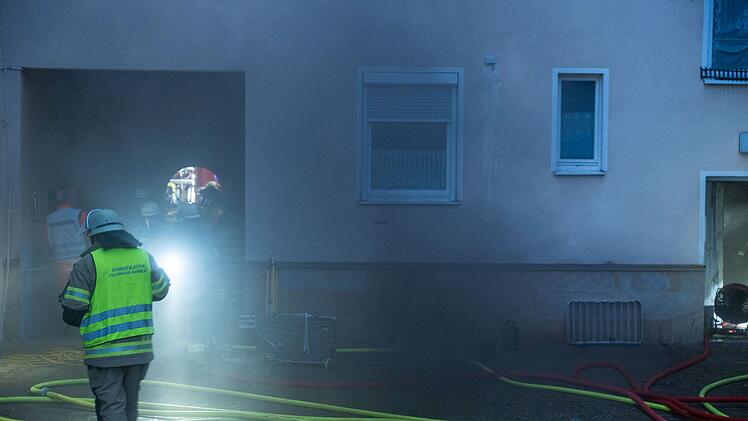 Brand in Bamberger Mehrfamilienhaus - Feuerwehr rückt mit Großaufgebot an